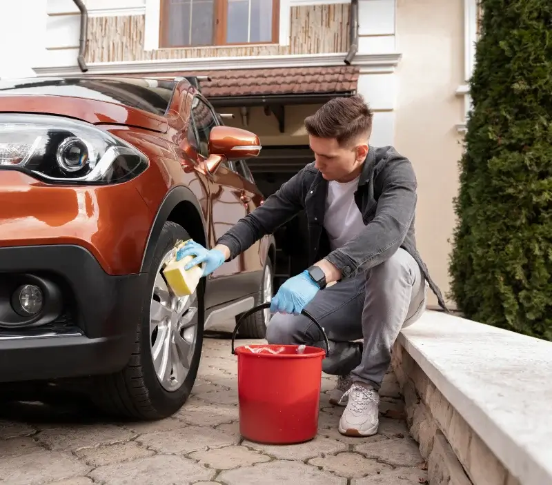 Lavage auto à domicile Gespunsart : professionnel intervenant sur un véhicule